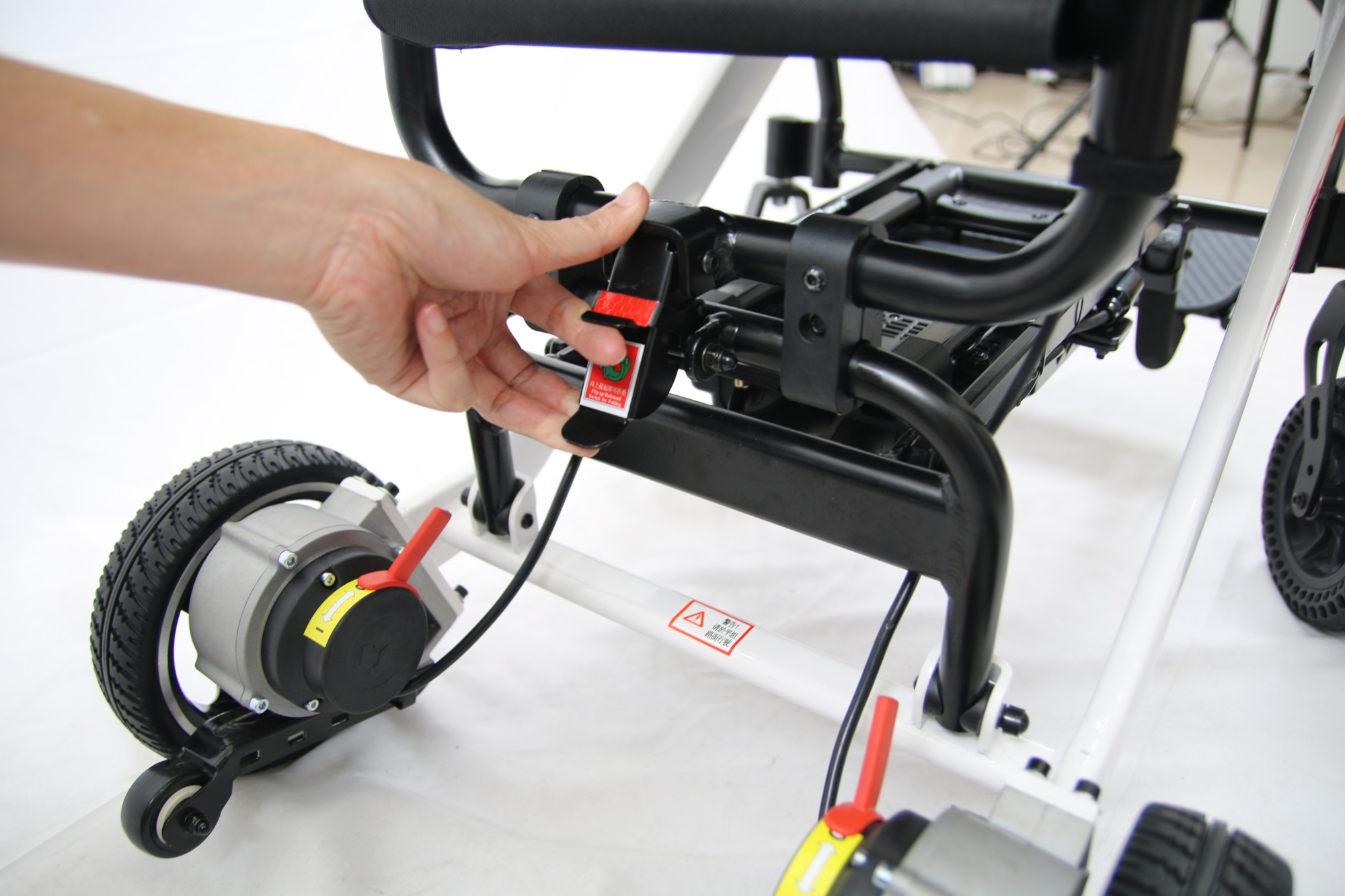 Ultra Lightweight Electric Wheelchair With Brushless Motor